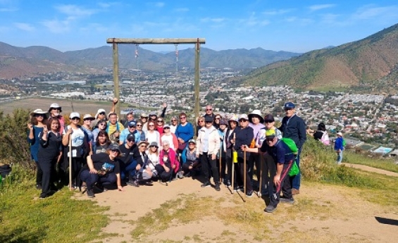 Personas mayores de Curacaví participaron en jornada de  trekking