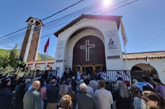 Comunidad Parroquial de Curacaví Bendice Nuevos Mástiles e Iza las Banderas de Chile y la Santa Sede