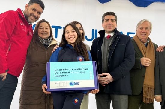 171 estudiantes de séptimo básico de María Pinto reciben computadores del Programa Becas TIC de JUNAEB 