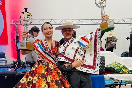 Curacaví celebra el triunfo nacional  de su pareja juvenil de cueca