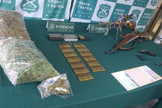 Allanan punto de venta en Curacaví, recuperando arsenal de guerra y más de 3 kilos de droga.