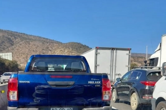 Camión sobre dimensionado queda atrapado en Túnel Lo Prado y restringe tránsito hacia Santiago