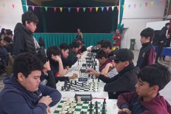 Mentes brillantes se coronan en la Etapa Comunal de Ajedrez de los Juegos Escolares IND